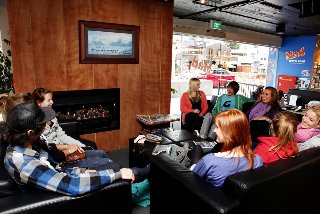 Booking.com - The spacious lounge area at Nomads Queenstown Backpackers