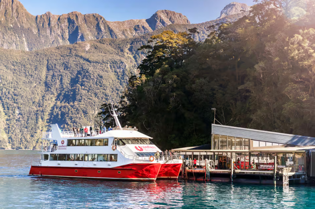 Milford Sound Boat At Underwater Observatory Image Courtesy Southern Discoveries And Get Your Guide